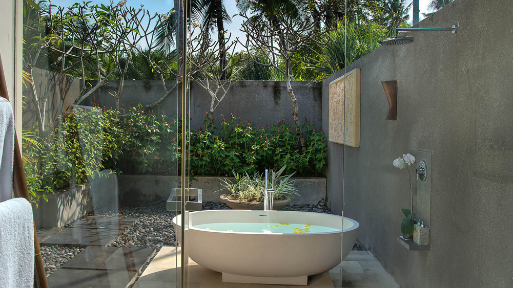 Seseh Beach Villa I - Guest bedroom one ensuite